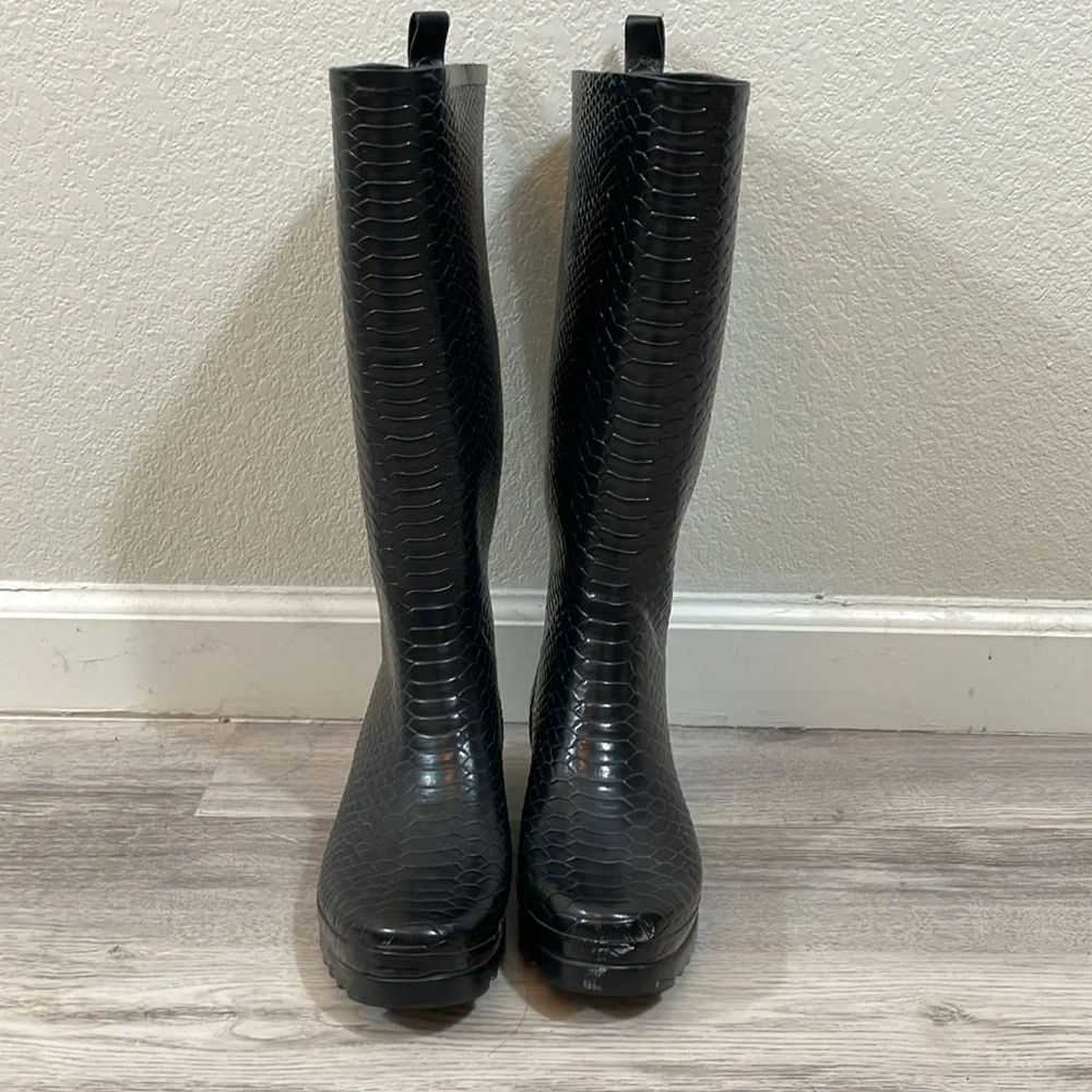 Stuart Weitzman black rubber snake embossed rain boots size‎ 7